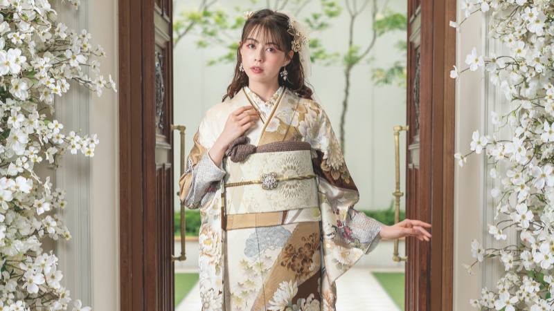 成人式の振袖着用時に扇子を使う