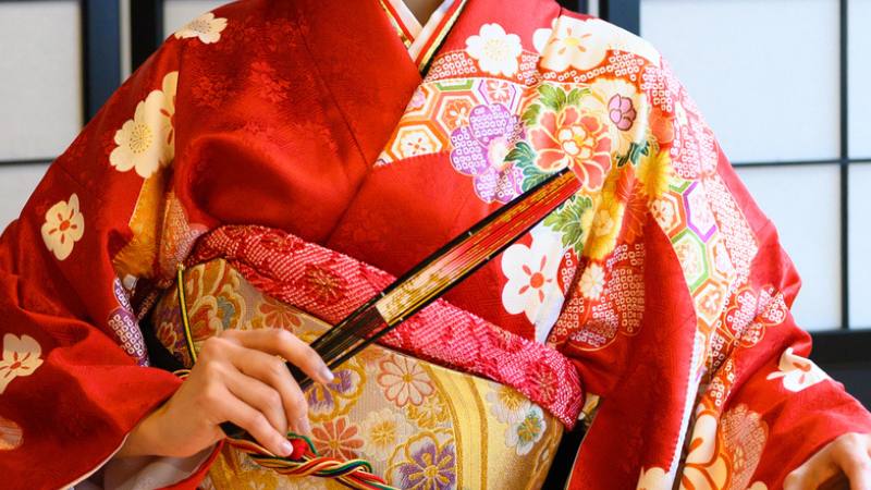 成人式の振袖着用時に扇子を使う